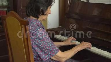 老奶奶在弹钢琴